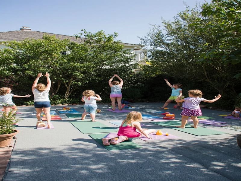 Nahvergleich zwischen einer SBR-Gummifliese und einer farbigen EPDM-Gummifliese.